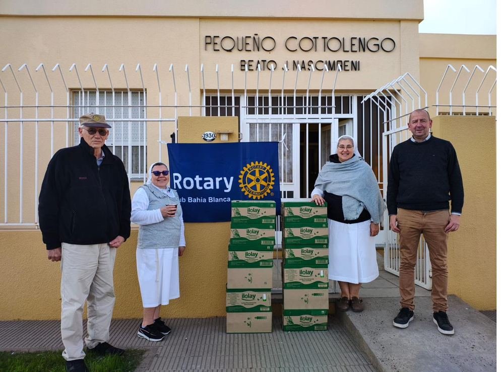 Entrega de alimentos en el Pequeño Cottolengo