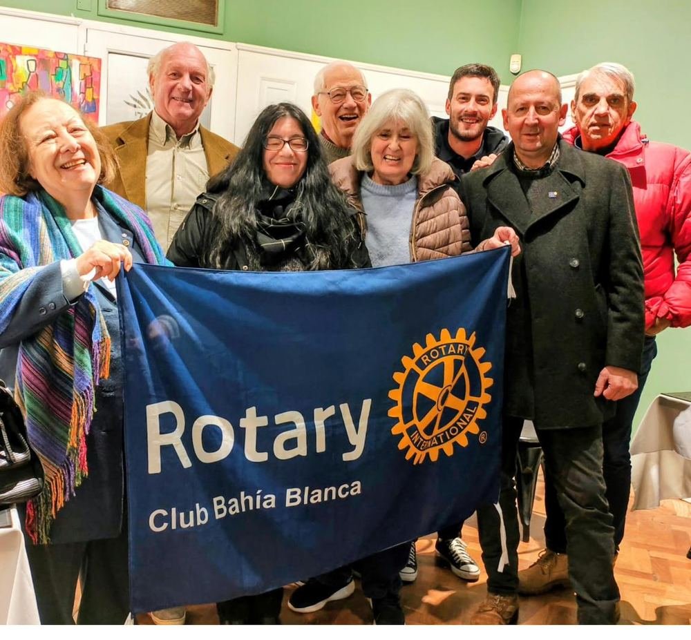 Socios del club con el estandarte